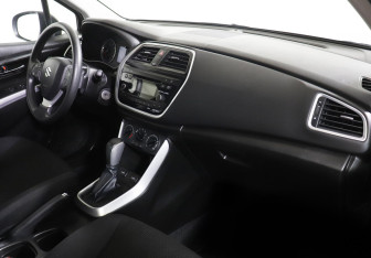 Подержанный автомобиль Suzuki SX4 Hatchback 2017 года (6 фото)