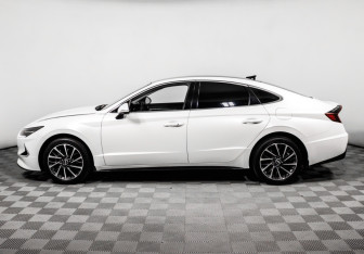 Подержанный автомобиль Hyundai Sonata 2022 года (8 фото)