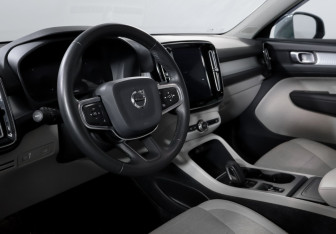 Подержанный автомобиль Volvo XC40 2019 года (14 фото)