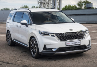 Подержанный автомобиль Kia Carnival 2021 года (3 фото)