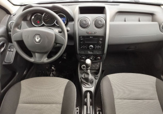 Подержанный автомобиль Renault Duster 2017 года (9 фото)