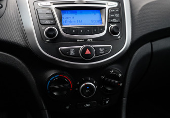 Подержанный автомобиль Hyundai Solaris Hatchback 2011 года (13 фото)