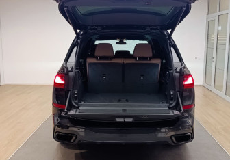 Подержанный автомобиль BMW X7 2021 года (22 фото)