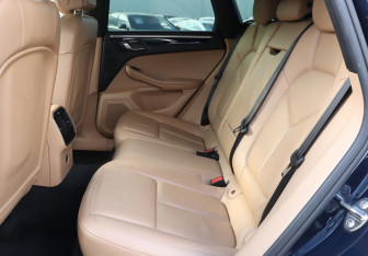 Подержанный автомобиль Porsche Macan 2016 года (10 фото)