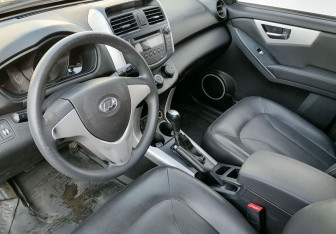 Подержанный автомобиль Lifan X60 2015 года (9 фото)