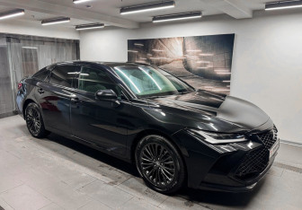 Подержанный автомобиль Toyota Avalon 2022 года (3 фото)
