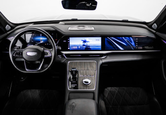 Подержанный автомобиль Geely Monjaro 2025 года (21 фото)