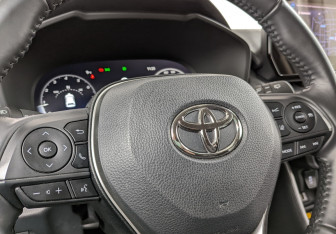 Подержанный автомобиль Toyota RAV4 2024 года (7 фото)