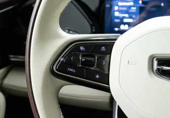 Подержанный автомобиль Geely Monjaro 2023 года (10 фото)