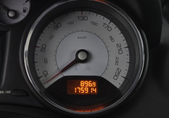 Подержанный автомобиль Peugeot 408 2012 года (12 фото)