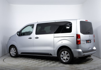 Подержанный автомобиль Peugeot Traveller 2018 года (6 фото)