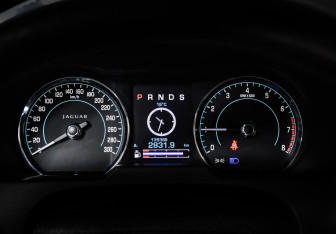 Подержанный автомобиль Jaguar XF Sedan 2011 года (10 фото)