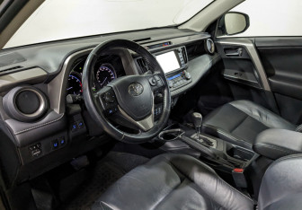 Подержанный автомобиль Toyota RAV4 2016 года (30 фото)