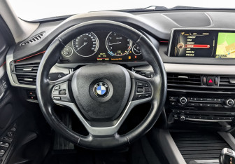 Подержанный автомобиль BMW X5 2015 года (22 фото)