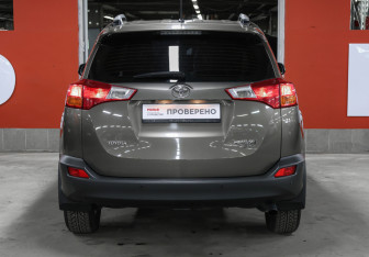 Подержанный автомобиль Toyota RAV4 2013 года (6 фото)