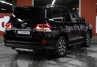 Подержанный автомобиль Toyota Land Cruiser Suv 2018 года (5 фото)