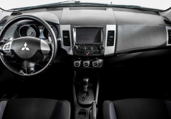 Подержанный автомобиль Mitsubishi Outlander 2010 года (10 фото)