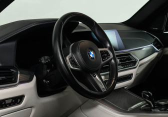 Подержанный автомобиль BMW X5 2020 года (10 фото)
