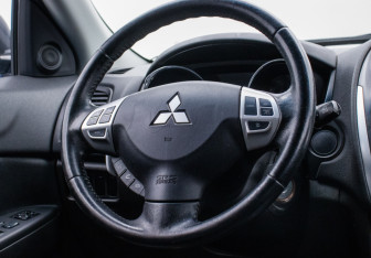 Подержанный автомобиль Mitsubishi ASX 2012 года (15 фото)