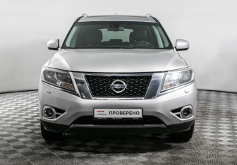 Подержанный автомобиль Nissan Pathfinder 2015 года (2 фото)
