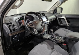 Подержанный автомобиль Toyota Land Cruiser Prado 2018 года (15 фото)
