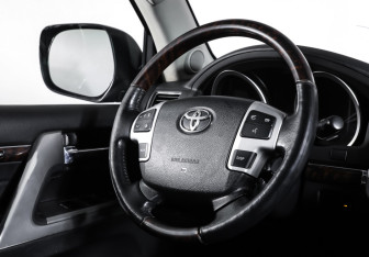 Подержанный автомобиль Toyota Land Cruiser Suv 2012 года (14 фото)