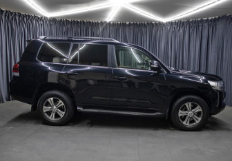 Подержанный автомобиль Toyota Land Cruiser Suv 2016 года (4 фото)