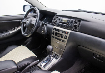 Подержанный автомобиль Toyota Corolla Hatchback 2005 года (10 фото)