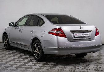 Подержанный автомобиль Nissan Teana 2011 года (6 фото)