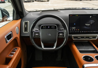 Подержанный автомобиль LiXiang L7 2023 года (13 фото)