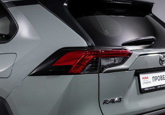 Подержанный автомобиль Toyota RAV4 2020 года (17 фото)