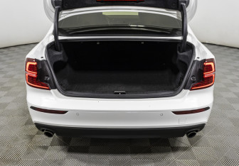 Подержанный автомобиль Volvo S60 2020 года (18 фото)