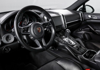 Подержанный автомобиль Porsche Cayenne 2017 года (14 фото)