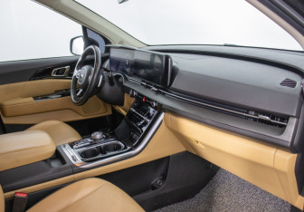 Подержанный автомобиль Kia Carnival 2021 года (7 фото)