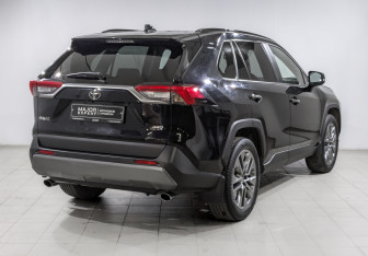 Подержанный автомобиль Toyota RAV4 2020 года (5 фото)