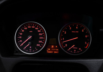 Подержанный автомобиль BMW X5 2010 года (22 фото)