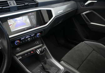 Подержанный автомобиль Audi Q3 2021 года (25 фото)