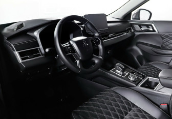 Подержанный автомобиль Mitsubishi Outlander 2022 года (12 фото)