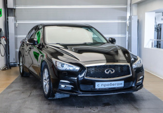 Подержанный автомобиль Infiniti Q50 2017 года (4 фото)