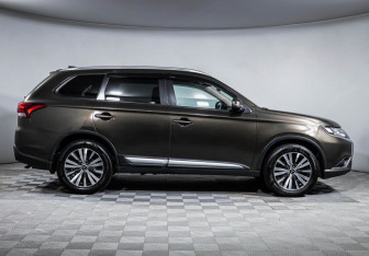 Подержанный автомобиль Mitsubishi Outlander 2019 года (4 фото)