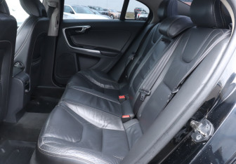 Подержанный автомобиль Volvo S60 2012 года (10 фото)