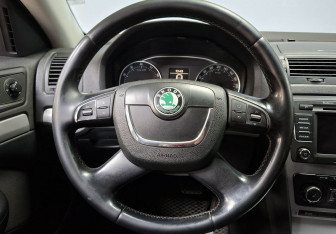 Подержанный автомобиль Skoda Octavia Liftback 2011 года (15 фото)