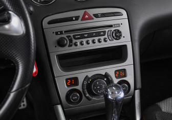 Подержанный автомобиль Peugeot 308 Hatchback 2011 года (16 фото)