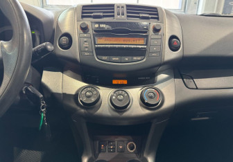 Подержанный автомобиль Toyota RAV4 2011 года (16 фото)