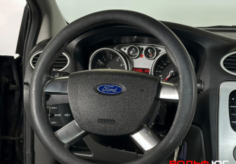 Подержанный автомобиль Ford Focus Sedan 2011 года (13 фото)
