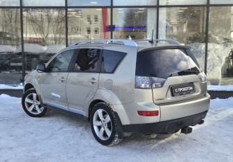 Подержанный автомобиль Mitsubishi Outlander 2008 года (6 фото)