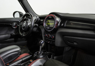 Подержанный автомобиль MINI Hatch 2017 года (9 фото)