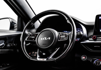 Подержанный автомобиль Kia Cerato Sedan 2022 года (17 фото)
