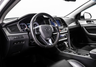 Подержанный автомобиль Hyundai Sonata 2017 года (13 фото)