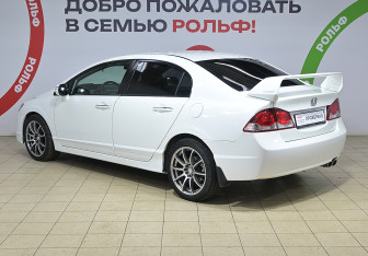 Подержанный автомобиль Honda Civic Sedan 2011 года (6 фото)